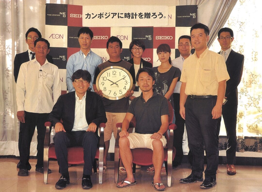 カンボジア出店時の時計寄贈活動