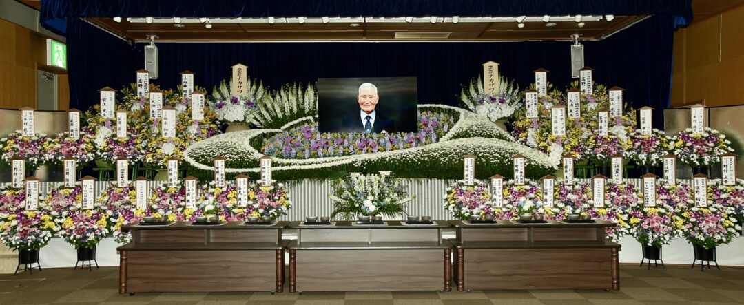 故人の遺影が静かに見守る厳かな祭壇の様子