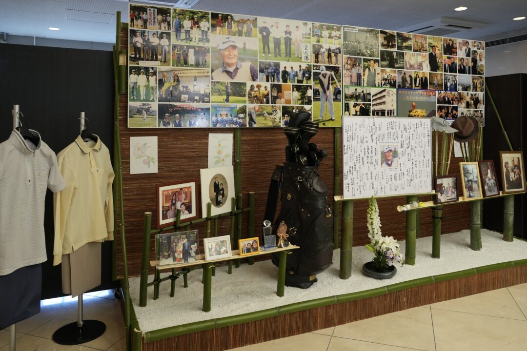故人の歩みを物語る写真や愛用品が並び、在りし日の姿を偲ぶメモリアルコーナー。