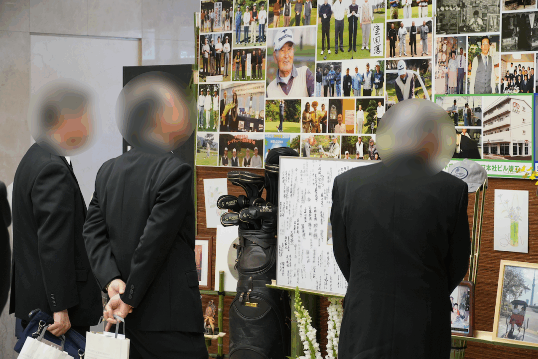 思い出の写真や愛用品の前で足を止め、故人の人生に静かに思いを馳せる参列者の姿。