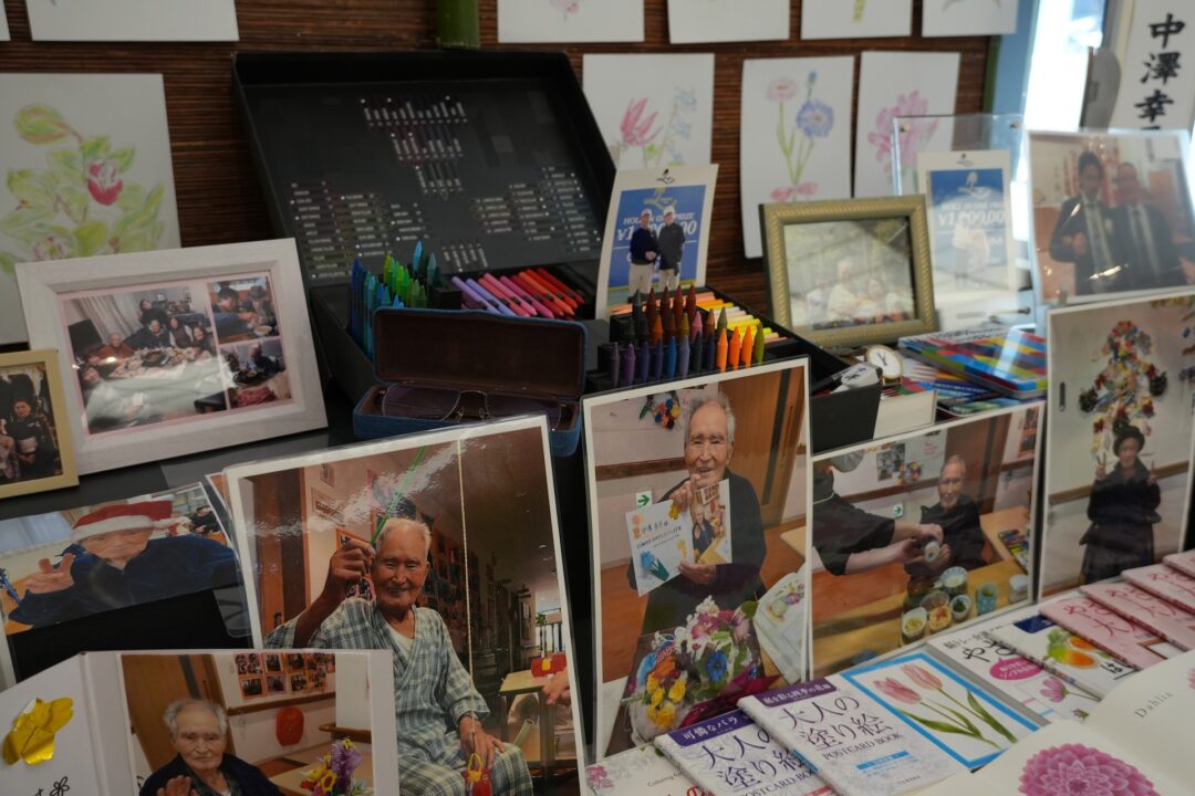 笑顔あふれる日々の写真や愛用品が並び、故人の温かな人柄と豊かな時間を感じさせる展示。