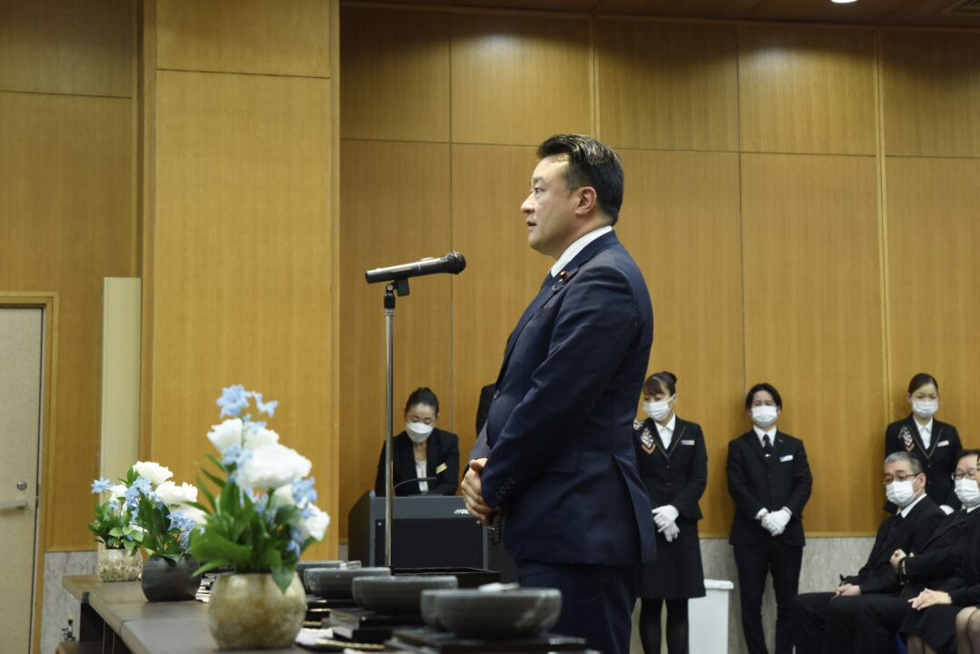 弔辞を述べられる衆議院議員 大岡敏孝様