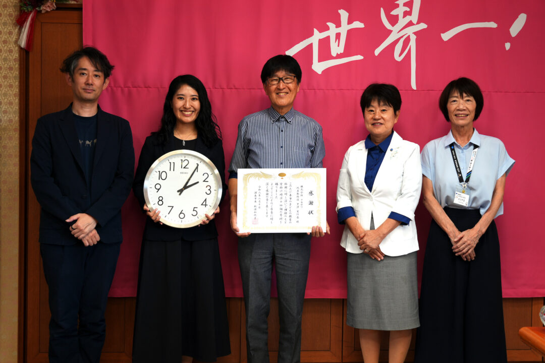 湖南市役所にて行われた感謝状贈呈式の様子（湖南市長 松浦加代子氏と株式会社ナカザワ代表取締役社長 中澤実仟盛）